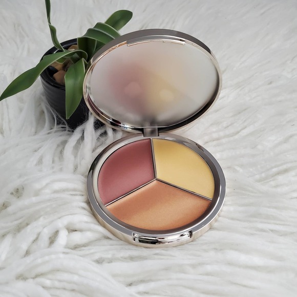 Iconic London Dewy Glow Highlight Palette - Picture 5 of 5